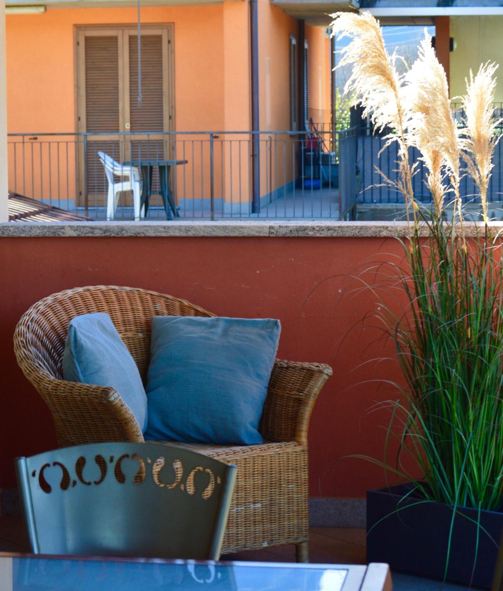Modern Apartment With Terrace And Mezzanine Floor Colico Esterno foto