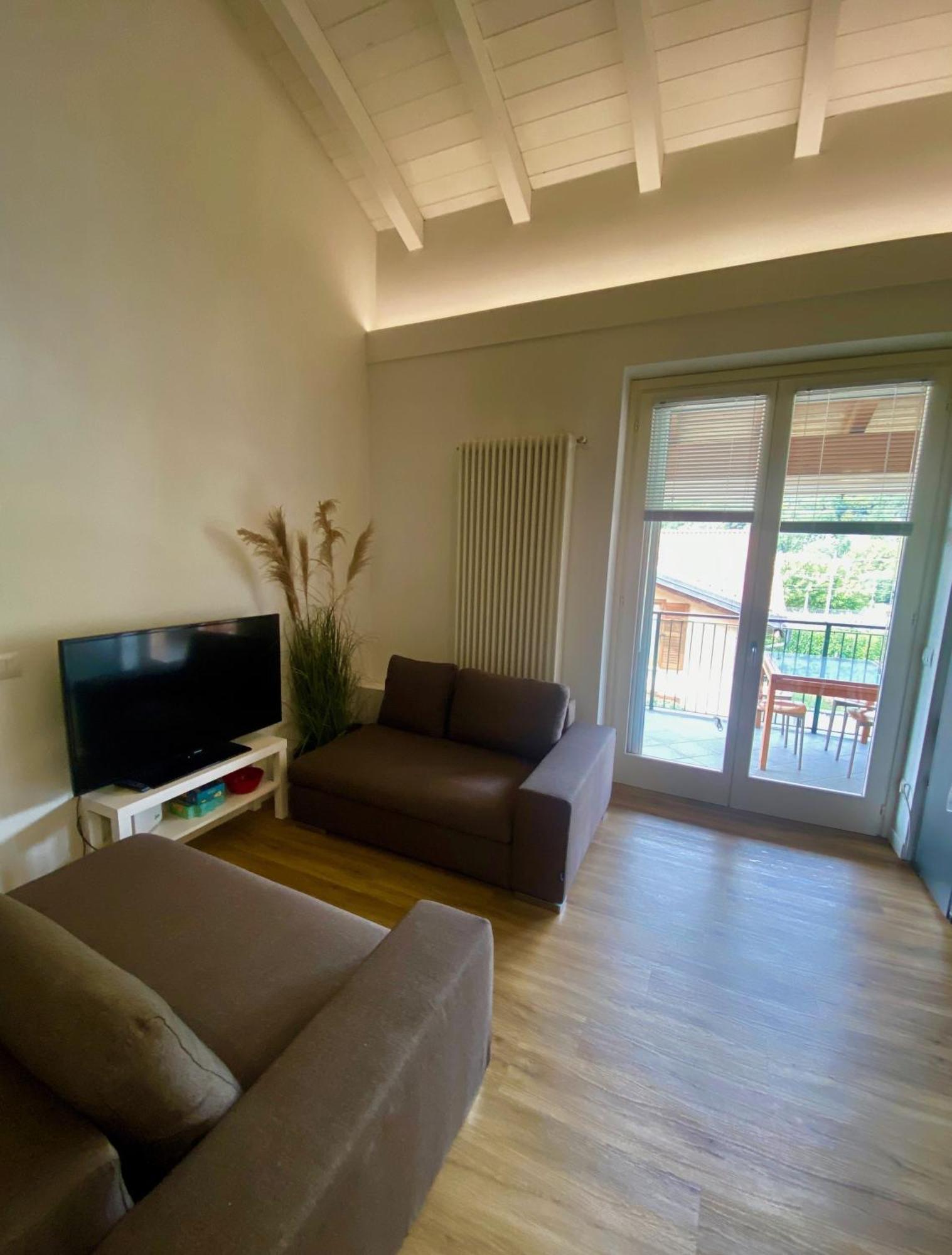 Modern Apartment With Terrace And Mezzanine Floor Colico Esterno foto